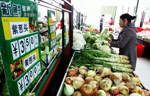 图为北京西城区樱桃斜街便民蔬菜店内新鲜的蔬菜(3月28日摄)。日前,一家面积达200平方米的便民蔬菜副食商店在北京西城区大栅栏街道樱桃斜街开业,每天从早晨七点到晚上九点,供应来自河北永清蔬菜基地的100多种新鲜蔬菜和水果。在大栅栏街道已有4家这样的“旗舰型”便民菜店,总经营面积超过400平方米。北京西城区为解决居民买菜难问题,采取了建设蔬菜基地直营直供零售网点的措施,保障居民吃到廉价、放心的蔬菜水果。目前,北京西城区在23个社区建成规范化社区菜市场、便民菜店超过90家,日均销售蔬菜超过40万公斤,蔬菜平均价格低于市场价格10-15%。新华社记者 李欣 摄