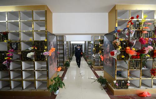 南昌市琼山墓园骨灰安放堂内,仅有少数格位被市民选用。新华社记者 周科 摄