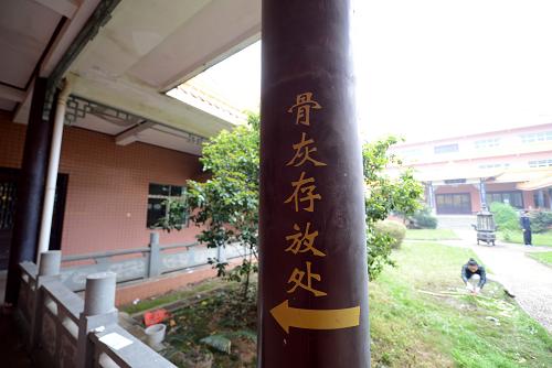 南昌市琼山墓园骨灰安放堂冷冷清清。新华社记者 周科 摄