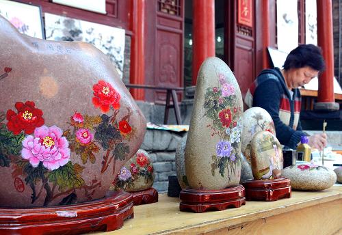 在洛阳市的一个庙会上,一位画家现场绘制、售卖牡丹绘画作品(2013年4月11日摄)。新华社记者 王颂 摄
