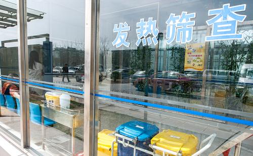 4月13日,北京地坛医院的发热筛查室,悬挂着H7N9禽流感宣传画。新华社记者 张宇 摄