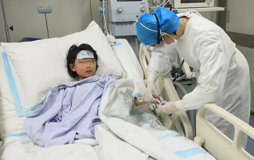 北京地坛医院工作人员在ICU病房照顾患者(4月12日摄)。新华社发(王雪 摄)