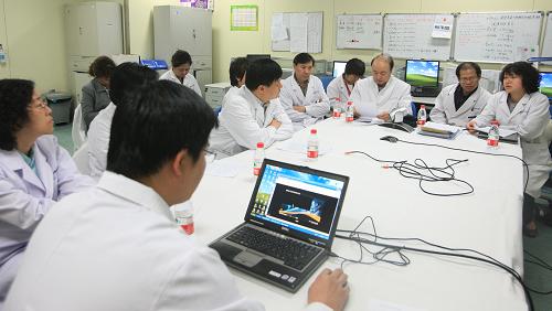 北京市人感染H7N9禽流感专家组在北京地坛医院给患者会诊(4月12日摄)。新华社发(王雪 摄)