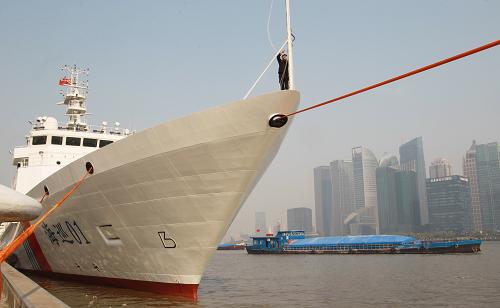 4月15日,“海巡01”船停靠在上海市黄浦江边的码头。新华社记者 陈飞 摄