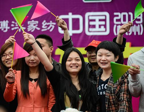 参加相亲的青年男女们(4月20日摄)。4月20日,由浙江电视台6频道主办的“2013杭州春季交友(相亲)大会”在杭州花圃举行,活动共吸引了包括单身男女及其家属在内56000多人参加。本次相亲大会通过资料介绍、同乡会、才艺展示等活动帮助单身男女寻找伴侣,共有2500多对单身男女在现场表达了交往意向。本次相亲大会报名的男性人数超过女性,男女比例为5.5:4.5。新华社记者 徐昱 摄