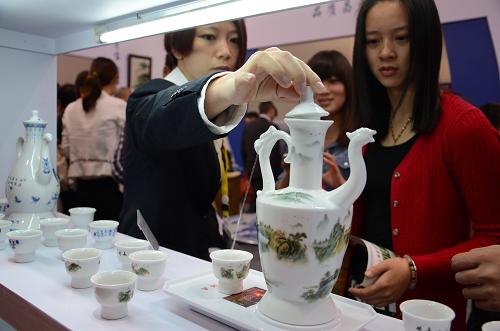 4月27日,参观者在义乌文博会景德镇陶瓷馆观赏陶瓷工艺品。当日,为期4天的第8届中国义乌文化产品交易博览会在浙江义乌国际博览中心开幕。本届文博会以“打造文化产品交易平台,推动文化产业跨越发展”为主题,共设8个展馆、3320个国际标准展位。主办方预计,本届文博会将吸引国内外专业采购商90000余人,实现经贸成交额48亿元以上。