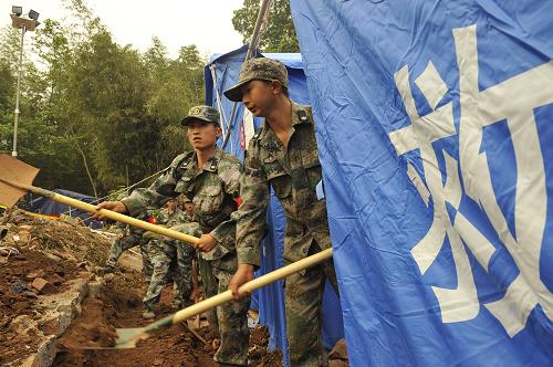 4月28日,在四川芦山县龙门乡古城村受灾群众安置点,救援官兵在挖掘排水沟渠。当日,据气象部门预报,四川芦山县将遭遇较强降雨天气。正在芦山县龙门乡古城村开展救援工作的部队官兵平整道路,挖掘排水沟渠,积极做好防雨准备。新华社记者 鲁鹏 摄