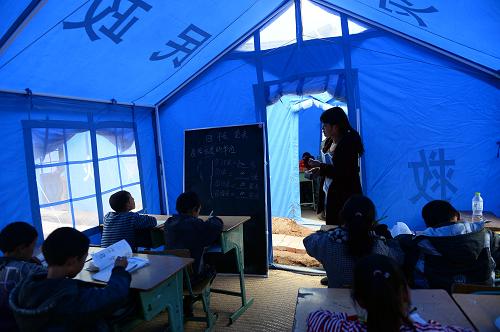 4月28日,在芦山县宝盛乡,玉溪小学的学生在帐篷内上课。新华社记者 金良快 摄