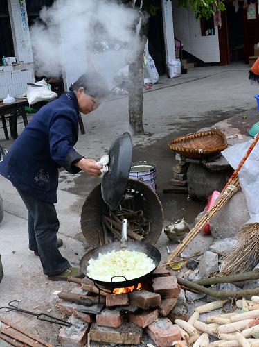 4月28日,在芦山县宝盛乡玉溪村,村民彭云在做饭。新华社记者 金良快 摄