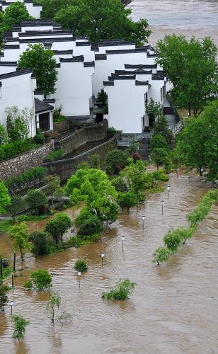 4月30日,江西省婺源县滨江公园被淹。新华社发(胡敦煌 摄)