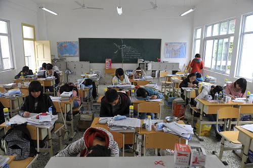 这是5月2日在中午休息时间拍摄的宝兴县中学高三(2)班教室。宝兴县中学操场是该县震后最大的受灾群众安置点,学校一度停课。目前,初三和高三年级的学生为迎接即将到来的中考和高考,已经复课;其它年级的学生也有望于近日复课。5月2日,记者来到宝兴县中学拍摄部分教室。新华社记者 鲁鹏 摄