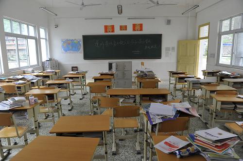 这是5月2日拍摄的宝兴县中学高二(2)班教室。新华社记者 鲁鹏 摄