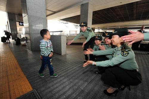 5月10日,“兵妈妈”们伸开双手迎接5年未见的小弘扬。新华社记者 沈鹏 摄