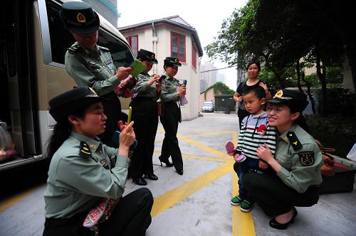 5月10日,小弘扬与久未见面的“兵妈妈”们合影。新华社记者 沈鹏 摄