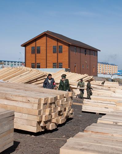 5月15日,满洲里市边防大队工业园区派出所的警官与社区联防队员在辖区内一家木材加工厂排查安全隐患。新华社记者郭昱摄