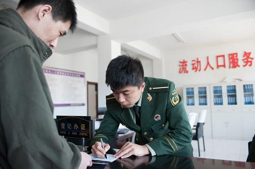 5月15日,一名外来务工人员在满洲里市边防大队工业园区派出所办理暂住证。新华社记者郭昱摄