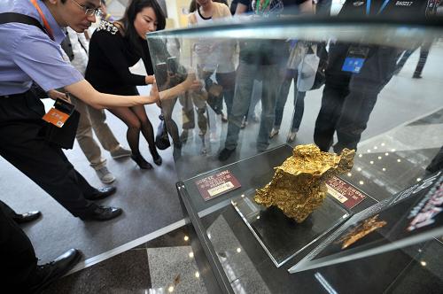 5月16日,观众在参观中国(长沙)国际矿物宝石博览会上展出的宝石。新华社记者 龙弘涛 摄