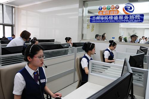 5月27日,在兰州市三维数字社会服务管理中心,工作人员在接听12345民情通服务热线的来电。新华社记者 范培珅 摄