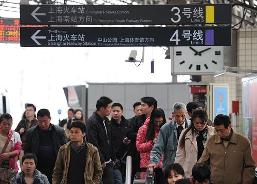 2013年4月24日,乘客走出上海地铁3号线与4号线共线的宝山路站站台。由于上海地铁3、4号线共线段严重牵制两线运能提升,经有关部门批复,将在宝山路至上海火车站区间建设复线,从而实现3、4号线分离。2013年5月28日,上海地铁迎来20岁“生日”。新华社发
