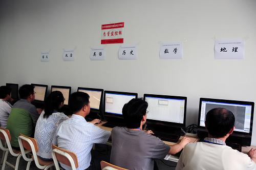6月13日,在西北师范大学评卷点,各学科评卷审核人员在电脑前监控评卷质量及进度。新华社记者 范培珅 摄