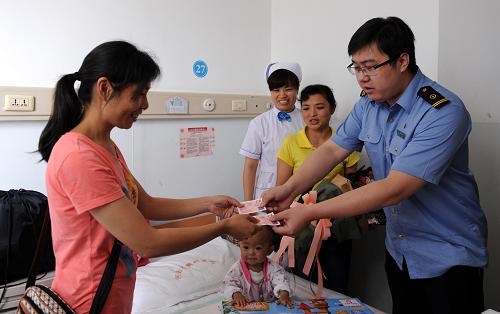 6月14日,郑州市火车站的工作人员为张思睿的家人送来车票。新华社记者 李博摄
