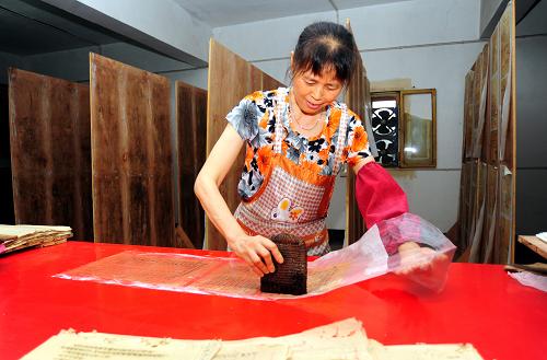 6月23日,四川省邻水县档案馆的工作人员在对国家重点受损档案进行修裱。2012年9月,针对馆藏国家重点档案受损严重的情况,四川省邻水县档案馆投入近100万元专项资金,对国家重点档案实施抢救保护工程。目前,该馆已完成馆藏国家重点档案修裱抢救1.15万余卷,占馆藏总数的92%,预计今年年底完成全部抢救保护工作。新华社发(邱海鹰 摄)