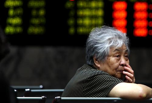 6月24日,一位股民在上海一家证券营业部内关注股市行情。新华社记者 裴鑫 摄