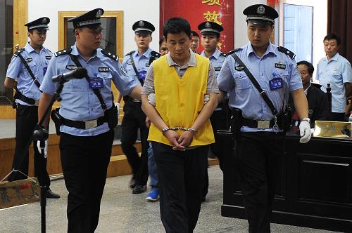 6月24日,被告人李广生被带入审判庭。当日,陕西省西安市新城区人民法院对公安部挂牌督办的全国特大制售“地沟油”系列案被告人李广生、孙宝成进行一审宣判:被告人李广生犯生产、销售有毒、有害食品罪被判处有期徒刑十二年,处罚金30万元;被告人孙宝成犯伪证罪被判处有期徒刑一年零五个月,缓刑两年。据法院审理查明,李广生2011年3月至6月先后5次从济南购买餐厨垃圾、废弃油脂等非食品原料加工而成“地沟油”164.32吨,勾兑后销往粮油市场。2011年9月1日,孙宝成因给公安机关提供虚假收购“地沟油”入库凭证,试图掩盖李广生罪行,被公安机关抓获。新华社记者 刘潇 摄