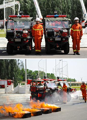 上图:消防官兵在展示全地形消防摩托车;下图:消防官兵在演示利用全地形消防摩托车出水灭火。新华社记者 金宇 摄