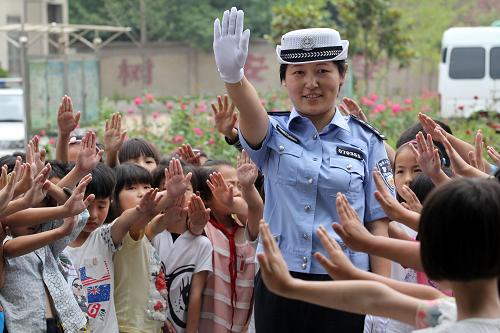 6月26日,山东省临沂市郯城县交警大队民警在东庄树华希望小学为小学生们讲解交通安全知识。新华社发(张春雷 摄)
