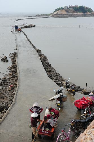 这是村民自筹资金修建的通向草屿岛的跨海路。新华社记者 林善传 摄