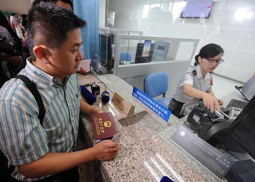 6月27日,南京南站宁杭甬高铁售票窗口迎来第一位购票旅客