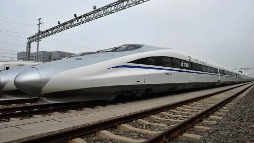 6月27日,智能化高速列车样车停在南车青岛四方机车车辆股份有限公司车场等候路试。近日,我国首列智能化高速列车样车在南车青岛四方机车车辆股份有限公司研制成功并下线。该列车以CRH380A型高速动车组为技术平台,首次实现新兴物联网技术、传感网技术在大型交通运输装备上的工程化应用,实现了物联网、传感网、列车控制网络、车载传输网络的多网融合,形成自检测、自诊断、自决策能力的智能化高速列车。据介绍,在复杂多变的运行环境下,智能化高速列车除保证高速持久安全运行,还能为旅客提供服务资讯、无线宽带、电子票务等现代信息服务,满足旅客在旅途中与列车、外界、铁路客运服务平台之间的信息交互需求。新华社记者 李紫恒 摄