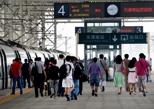 6月30日,旅客在天津南站下车后有序出站。新华社发(杨宝森 摄)