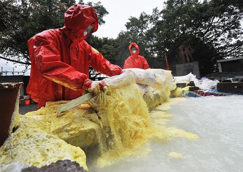 2012年1月27日,消防队员在参与紧急处置龙江镉污染事件。新华社记者 李斌 摄