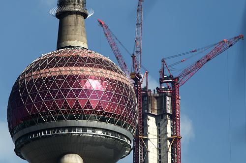 建成后的上海中心大厦将和东方明珠等建筑一起成为陆家嘴的标志性景观(7月17日摄)。近日,正在建设中的上海中心大厦已进入结构封顶前的冲刺阶段,预计将于8月初实现主体结构封顶,2015年全面建成并启用。上海中心大厦位于上海浦东陆家嘴金融贸易区内,设计总高度达到632米,为国内在建第一高楼。新华社记者 裴鑫 摄