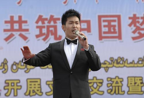8月17日,一名歌唱家在演唱《我的中国梦》。新华社记者 赵琬微 摄