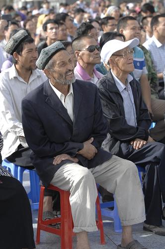 8月17日,当地群众在观看文艺演出。新华社记者 赵琬微 摄