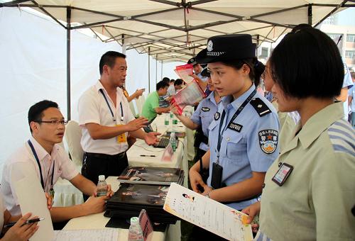 8月21日,狱警带着服刑人员在招聘会现场咨询面试。新华社记者 刘海 摄