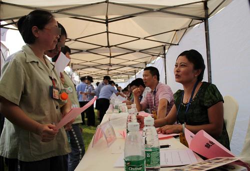 8月21日,服刑人员在招聘会现场咨询。新华社记者 刘海 摄