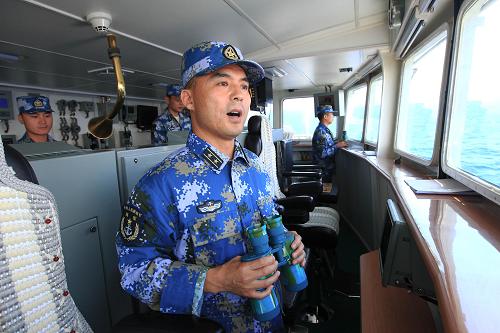 8月22日,海军舰艇编队青岛舰官兵在驾驶室精心操作穿越大隅海峡。新华社记者 查春明 摄