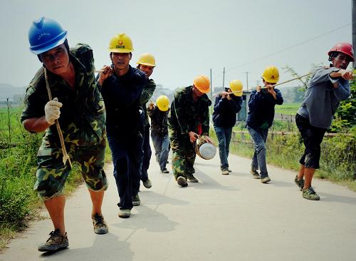 8月22日,象州县电力工人在抢修受损电网。新华社记者 张爱林 摄