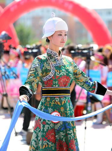 8月24日,模特在开幕式上展示蒙古族服装服饰。当日,为期两天的第十届中国蒙古族服装服饰艺术节暨蒙古族服装服饰大赛在内蒙古自治区通辽市开幕,共有来自北京、新疆、青海、吉林、内蒙古等地的68支代表队、1000多人参加比赛和表演,将展示蒙古族服装服饰1600多套(件)。新华社记者 李云平 摄