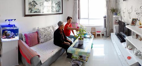 门头沟区居民霍庆国(红衣者)在宽敞明亮的安置房内会客(9月16日摄)。门头沟区位于北京西部山区,由于该地区矿山密集遗留下了大批棚户区,成了北京市棚户区改造的重点地区。在棚户区改造工作中,门头沟区采取了“企业建设、政府回购”的融资新模式。2012年,基本完成石门营、石泉等5个地块230万平方米安置房建设,累计交付145个楼座11736套安置房,实现入住6423户。2013年,该区启动新棚改项目100万平方米安置房建设工作,确保到2014年完成全部棚改安置房建设任务。在做好保障性住房建设的同时,门头沟区还加强了安置小区的基础设施建设、水环境治理、绿化美化等四项工作,进一步加强了就业增收、转居社保、低保救助、便民服务、教育、卫生等六项便民服务工程,着力解决搬迁安置区群众实际生活困难,让搬迁居民快乐生活。新华社记者 李欣 摄