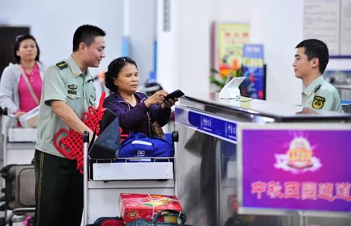 9月17日,这是来自台湾云林县的台胞简素力女士(左三)在边检官兵帮助下快速通关。随着中秋节临近,“泉州-金门”航线迎来返乡客流小高峰。为此,泉州边检站专门开设“中秋团圆通道”,加快台胞通关速度。泉州边检站预计中秋节当天将有近400名台胞返乡过节。2006年开通的“泉金”客运航线是继“两马”“厦金”航线之后两岸又一重要交流通道。据泉州边检站统计,“泉金”航线自开通以来已累计运营12538航次,运送旅客551141人次,其中台胞416752人次。新华社记者 魏培全 摄
