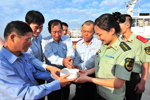 9月17日,泉州边检站、海警二支队官兵与台湾船员一起举行闽南地区几百年来独有的中秋传统活动“博饼”。新华社记者 魏培全 摄