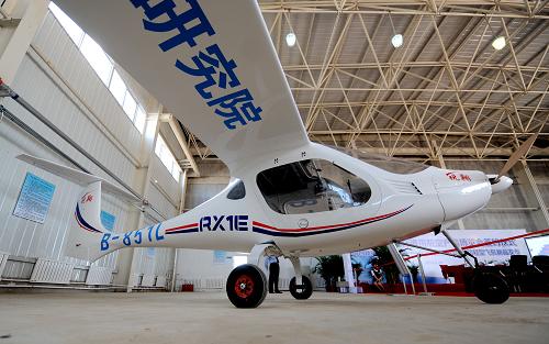 这是9月20日拍摄的RX1E锐翔双座电动轻型飞机。新华社发(张文魁 摄)