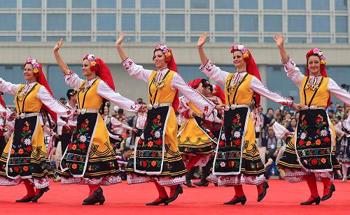 9月21日,来自保加利亚斯利文歌舞团的演员在洛阳河洛文化旅游节上表演民间舞蹈。新华社记者 王颂 摄