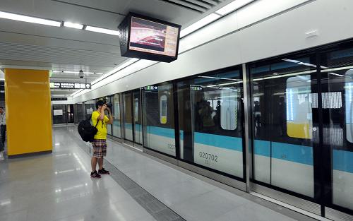 9月21日,一名记者在拍摄苏州轨道交通2号线停靠站台的试运行列车。新华社发(杭兴微 摄)