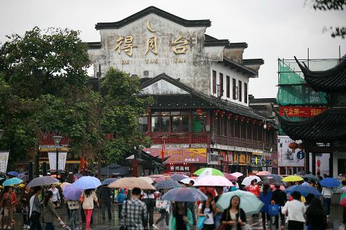 10月7日,游客冒雨在南京夫子庙景区游览。新华社发